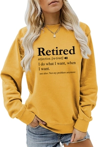 Detailaufnahme eines ingwergelben Sweatshirts mit schwarzem Retired-Definition-Aufdruck