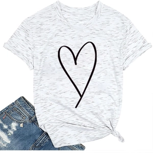 Détail d'un t-shirt chiné blanc avec imprimé cœur noir et nœud stylé sur l'ourlet bas