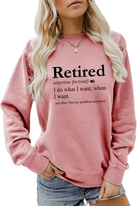 Detail der gerippten Bündchen und des Kragens am rosa Sweatshirt mit Retired-Aufdruck