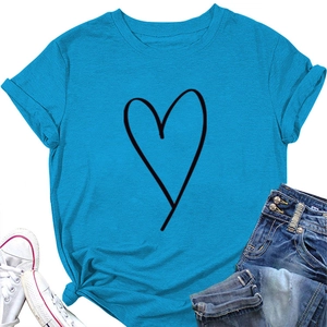T-shirt en coton bleu vif avec imprimé cœur, short en jean et baskets posés à plat