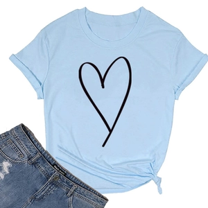 Détail du t-shirt avec motif cœur, ourlet noué sur le côté et col rond classique