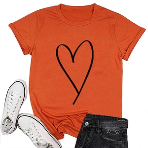 T-shirt orange à motif cœur avec short en jean et baskets blanches à plat