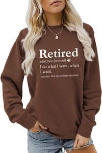 Detail eines braunen Sweatshirts mit weißem Wörterbuch-Aufdruck des Wortes Retired