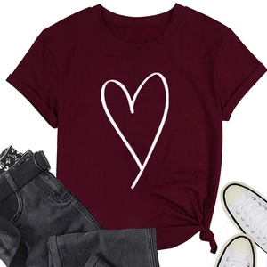 Détail d'un t-shirt rouge vin avec imprimé cœur blanc et ourlet noué à la mode actuelle