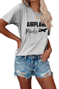 Détail du t-shirt gris à manches courtes avec imprimé avion et short en jean usé