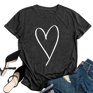 T-shirt gris anthracite avec imprimé cœur, présenté avec un jean et des talons