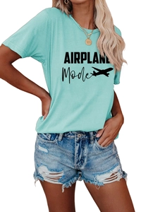 Détail du t-shirt bleu clair avec imprimé AIRPLANE Mode noir et motif d'avion noir
