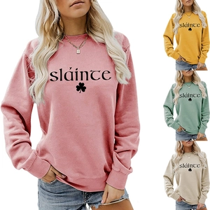 Détail des sweat-shirts trèfle Sláinte en couleurs rose, jaune, vert et beige clair