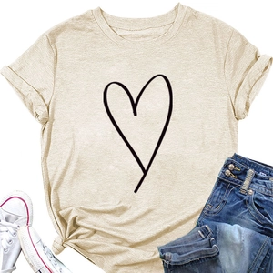 Mise à plat de t-shirt beige avec imprimé cœur, assorti à un jean et baskets