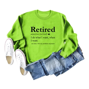 Flachbild eines neongrünen Retired Sweatshirts mit Jeans-Shorts und Sneakern