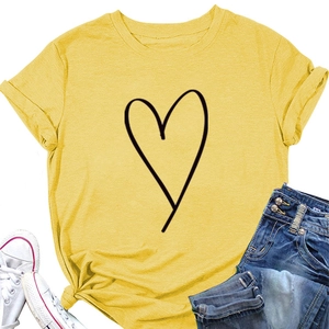 Détail du t-shirt jaune à imprimé cœur avec manches retroussées et nœud latéral