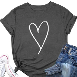 T-shirt en coton gris foncé avec imprimé cœur blanc et manches à revers posé à plat