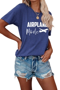 Détail d'un t-shirt bleu avec le texte AIRPLANE Mode et une icône d'avion blanche