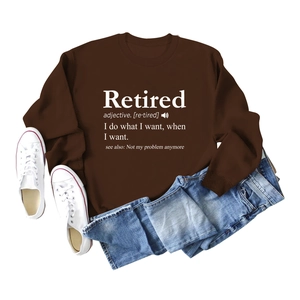 Flachliegendes braunes Retired-Sweatshirt mit Jeans und weißen Segeltuchschuhen