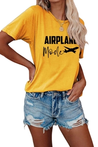 Détail d'un t-shirt jaune à manches courtes avec imprimé noir AIRPLANE Mode pour femmes