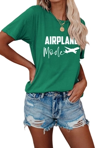 Détail d'un t-shirt vert foncé avec impression graphique blanche AIRPLANE Mode chic