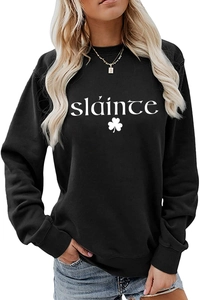 Détail du texte blanc sláinte et de l'imprimé trèfle sur le sweat noir pour femmes