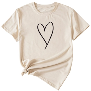 Détail du t-shirt beige en coton avec imprimé cœur et ourlet noué très élégant