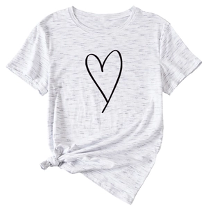 Détail d'un t-shirt blanc avec imprimé cœur et un ourlet noué élégant au bas du vêtement