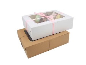 Weiße und braune Kraftpapier-Cupcake-Boxen mit Sichtfenster und rosa Schleife