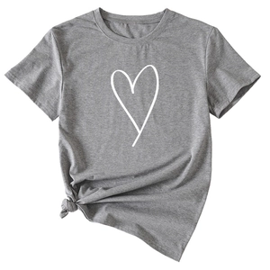 Détail du t-shirt gris à col rond avec imprimé cœur blanc et ourlet noué élégant
