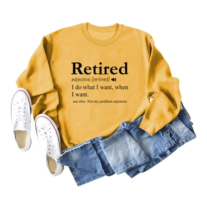 Flachbild von gelbem Rundhals-Sweatshirt mit Retired-Text und Jeans auf weißem Grund