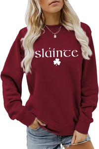 Détail du sweat bordeaux Sláinte avec trèfle pour la fête de la Saint-Patrick