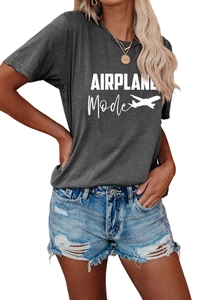 Détail d'un t-shirt gris anthracite Airplane Mode avec un short en jean délavé à trous