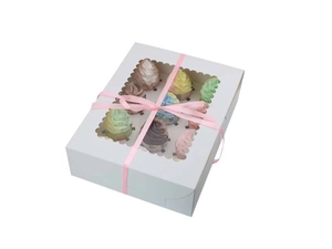 Detailansicht der weißen Cupcake-Box mit Sichtfenster, rosa Schleife und Innenhalterung