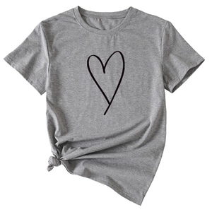 Détail d'un t-shirt gris avec imprimé cœur et nœud élégant sur l'ourlet de devant
