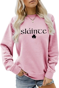 Détail du sweat rose à manches longues avec texte sláinte noir et motif de trèfle imprimé