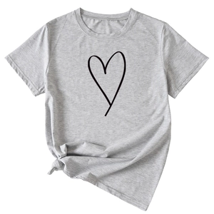 Détail du t-shirt gris à col rond avec imprimé cœur noir et nœud élégant à l'ourlet