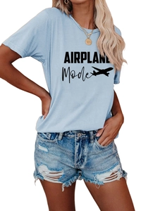 Détail du t-shirt bleu clair AIRPLANE Mode et du short en jean déchiré pour femme