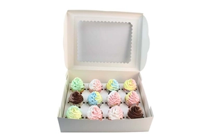 Detail der weißen 12er Cupcake-Box mit Wellenfenster und sicherem Innenhalter-Einsatz