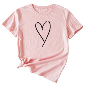 Détail du t-shirt en coton rose avec imprimé cœur et nœud élégant sur le côté de l'ourlet