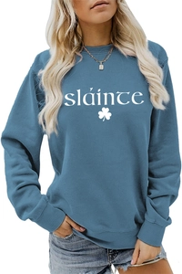 Détail de l'imprimé trèfle et du texte sláinte sur sweat-shirt bleu brume à manches longues