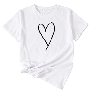 Détail d'un t-shirt blanc en coton avec cœur noir dessiné à la main et nœud latéral