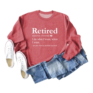 Flachbild von rotem Retired-Sweatshirt mit Jeans und weißen Segeltuchschuhen