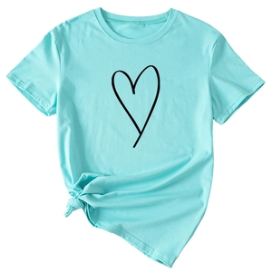 Détail du t-shirt vert menthe à manches courtes avec imprimé cœur et nœud élégant à l'ourlet