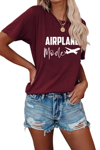 Détail de l'imprimé AIRPLANE Mode blanc sur un t-shirt décontracté bordeaux à manches courtes