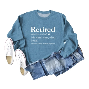 Flachbild eines blauen Rundhals-Sweatshirts mit weißem Retired-Lexikon-Aufdruck