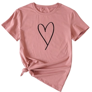Détail d'un t-shirt en coton rose avec imprimé cœur et nœud élégant sur le côté bas