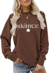 Détail du sweat-shirt marron à col rond avec texte sláinte blanc et motif trèfle