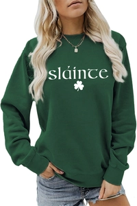Gros plan du texte sláinte blanc et du trèfle sur le sweat vert pour la Saint-Patrick