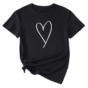 Détail du t-shirt noir en coton avec imprimé cœur blanc minimaliste et nœud latéral