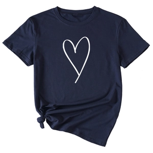 Détail du t-shirt bleu marine à col rond avec imprimé cœur blanc et nœud à la taille