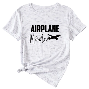 Détail d'un t-shirt gris chiné avec imprimé avion noir et design noué élégant sur le bas