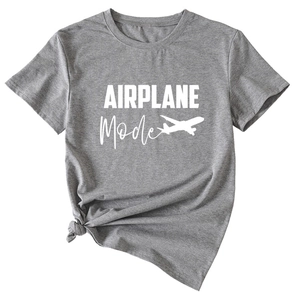 Détail du t-shirt gris avec imprimé Airplane Mode et nœud décoratif sur le côté