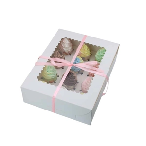 Weiße 12er Cupcake-Box mit Wellenfenster und rosa Schleife für Backwarenverpackung