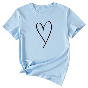 Détail d'un t-shirt bleu clair avec imprimé cœur noir et nœud décoratif sur le bas